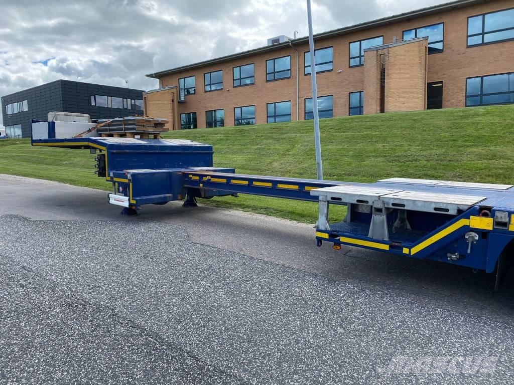 Kässbohrer SLA-R4 maskintrailer med udtræk og hjulbrønde Semi-trailer med lad/flatbed