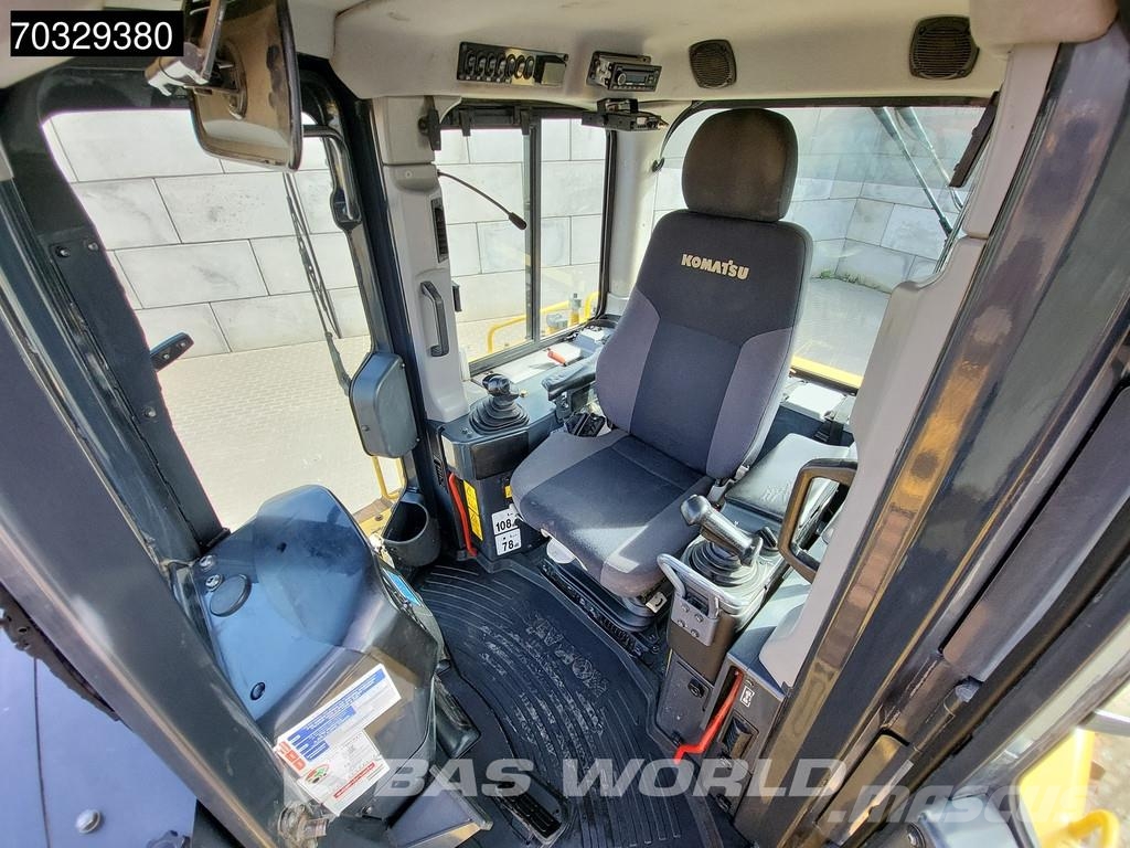 Komatsu D65 PX -18 Pásové dozéry