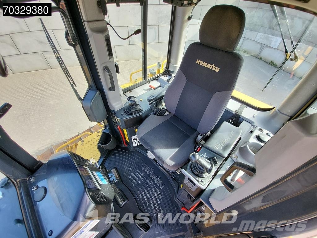 Komatsu D65 PX -18 Pásové dozéry