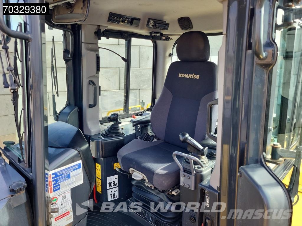 Komatsu D65 PX -18 Pásové dozéry