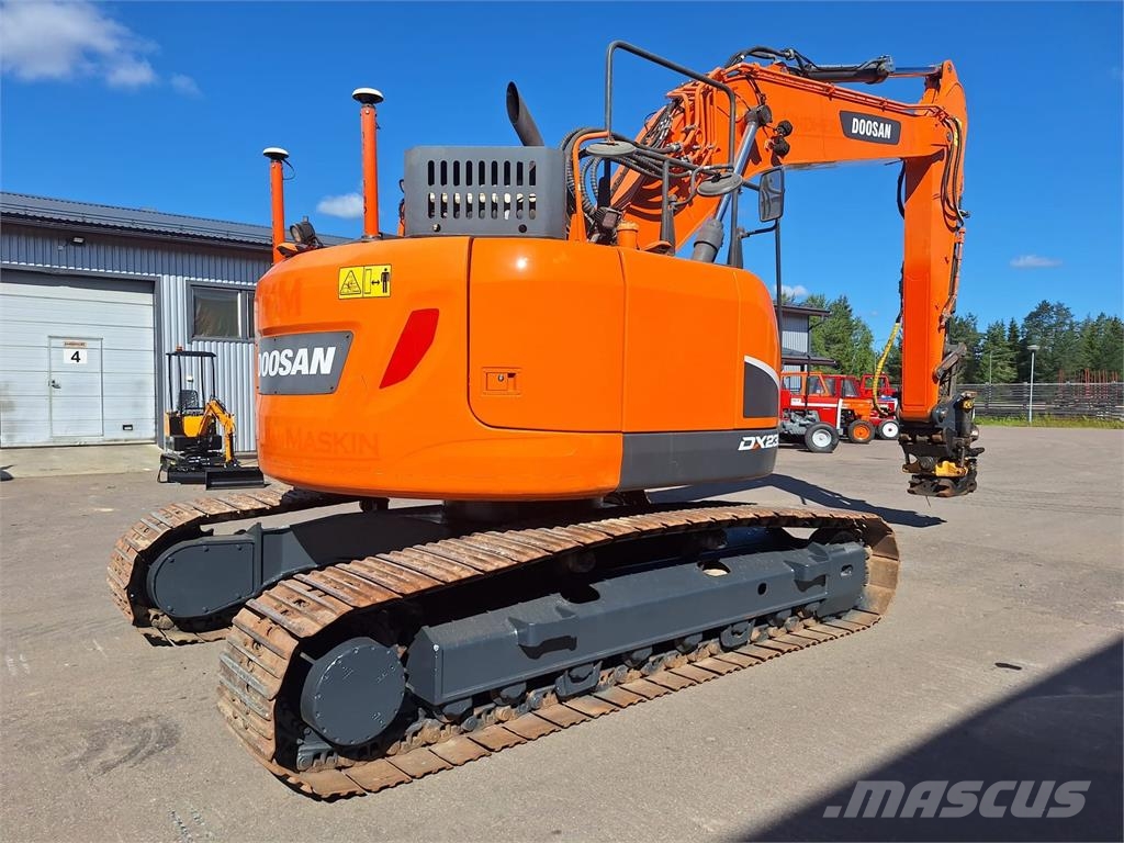 Doosan DX235LCR-5 PYÖRITTÄJÄLLÄ 履带挖掘机