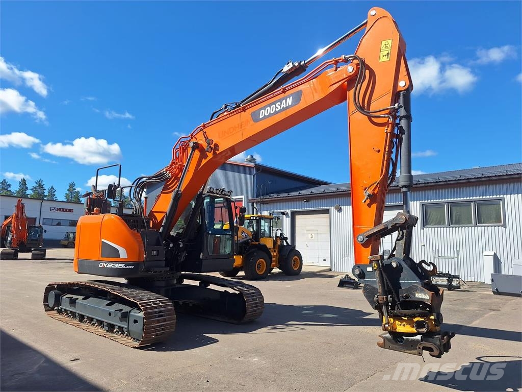 Doosan DX235LCR-5 PYÖRITTÄJÄLLÄ 履带挖掘机