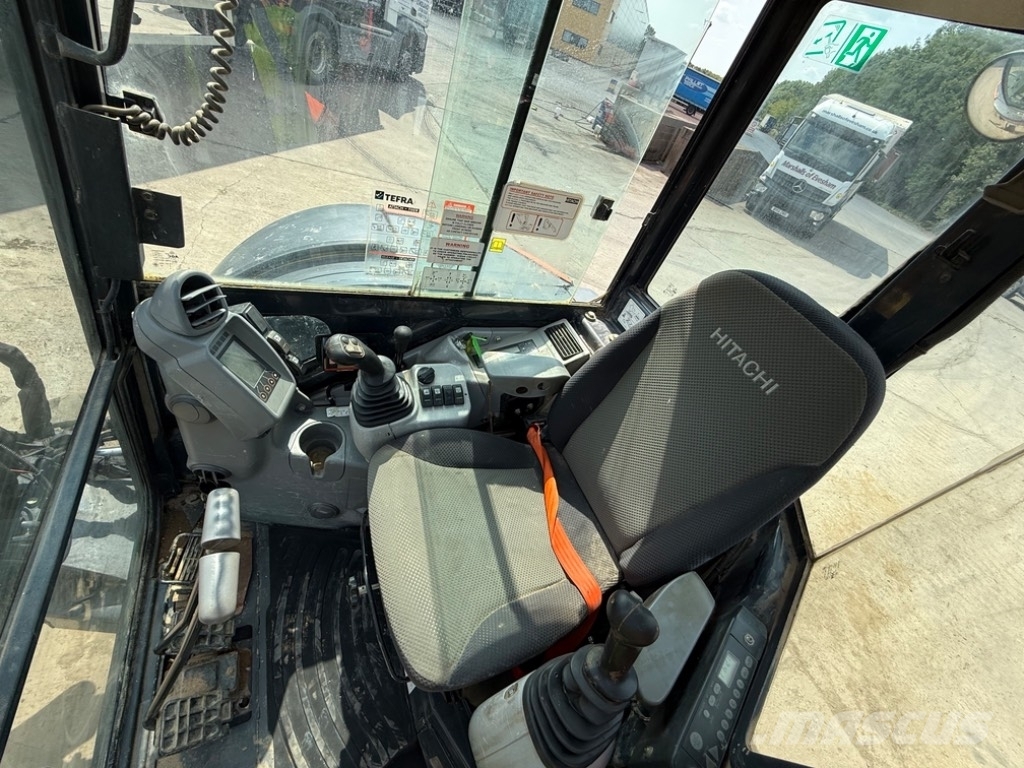 ニュウ HITACHI ZX55UR-5B (Mini excavators) at Kagoshima, Japan