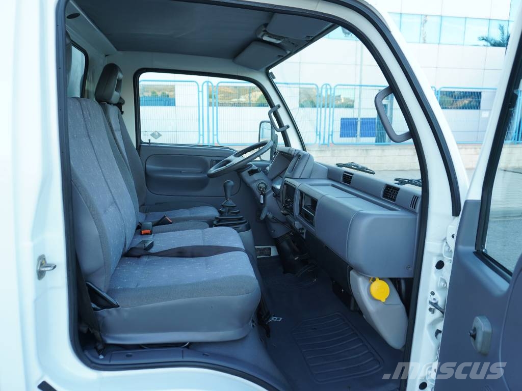 Nissan CABSTAR 120 ¡¡¡SOLO 65.000 KMS!!! Camion Fourgon