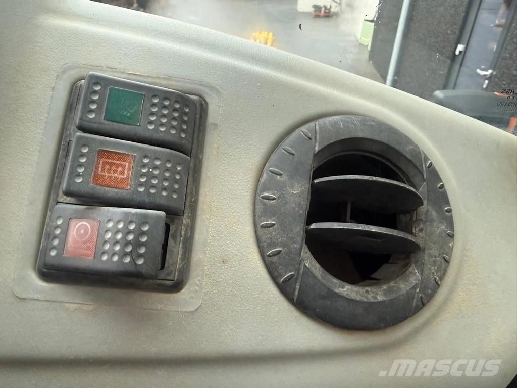 Komatsu WA100M-5 Iekrāvēji uz riteņiem