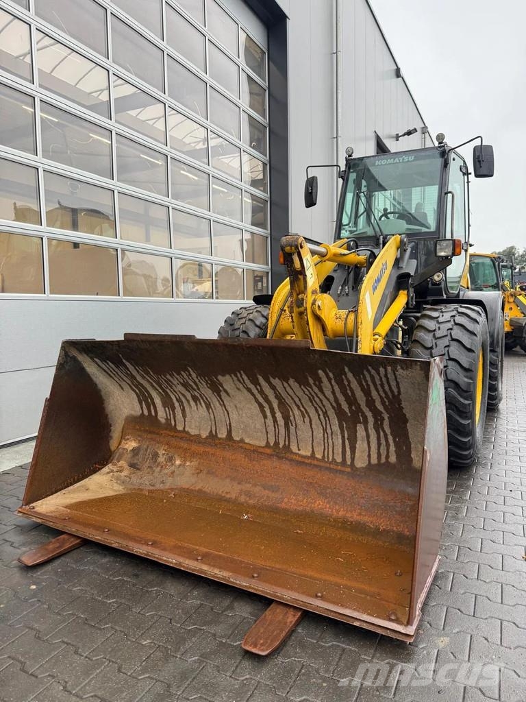 Komatsu WA100M-5 Iekrāvēji uz riteņiem