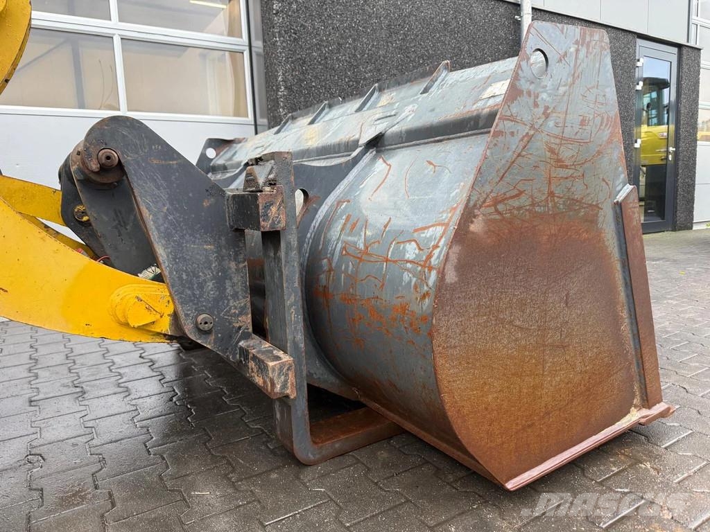 Komatsu WA100M-5 Iekrāvēji uz riteņiem