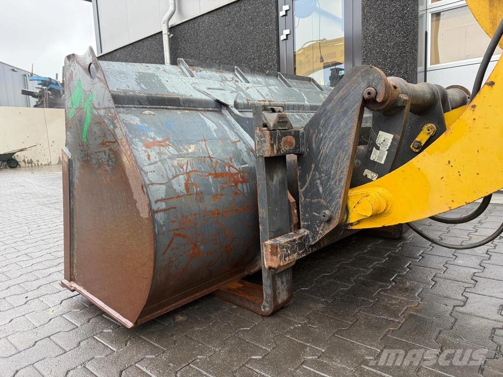 Komatsu WA100M-5 Iekrāvēji uz riteņiem