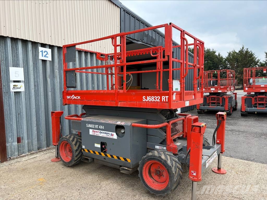 SkyJack 6832RT Käärtõstukid