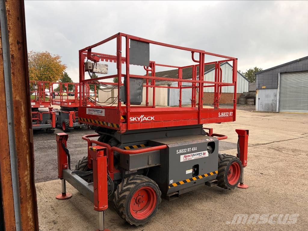 SkyJack 6832RT Käärtõstukid