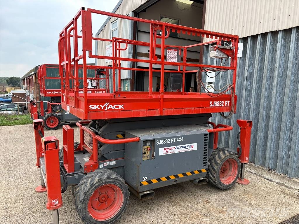 SkyJack 6832RT Käärtõstukid