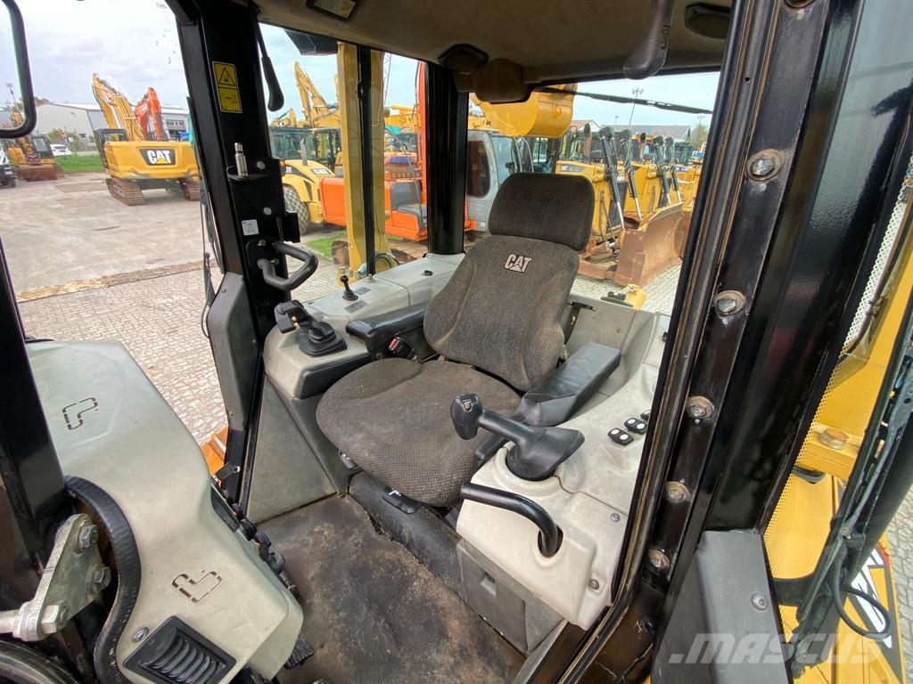 CAT D6N XL . Bulldozer