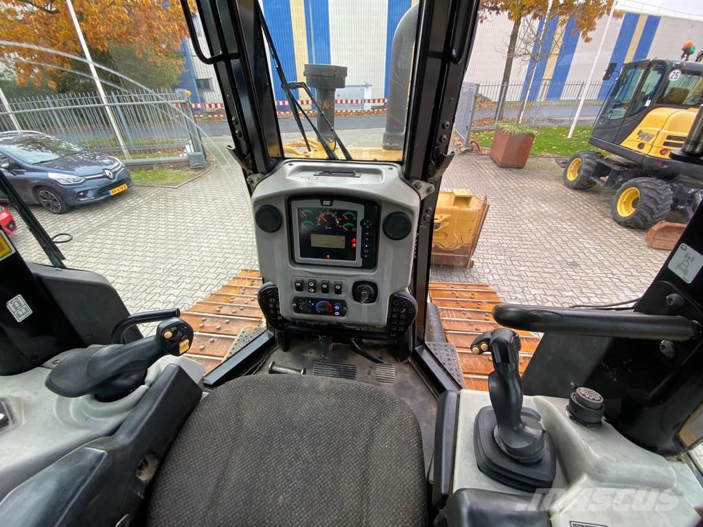 CAT D6N XL . Bulldozer