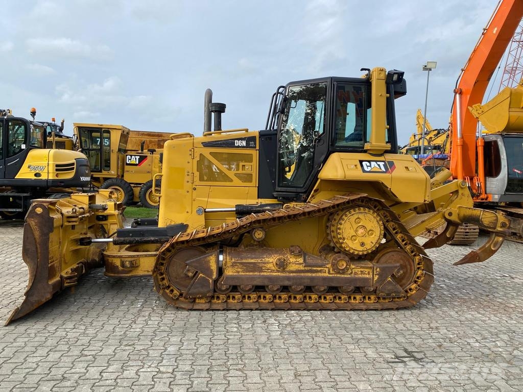 CAT D6N XL . Bulldozer