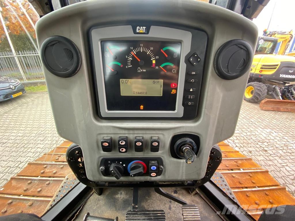 CAT D6N XL . Bulldozer