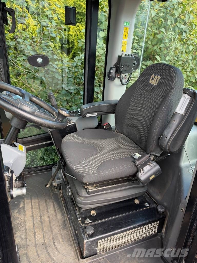 CAT CS 44 B Κύλινδροι με επίσωτρα με αέρα