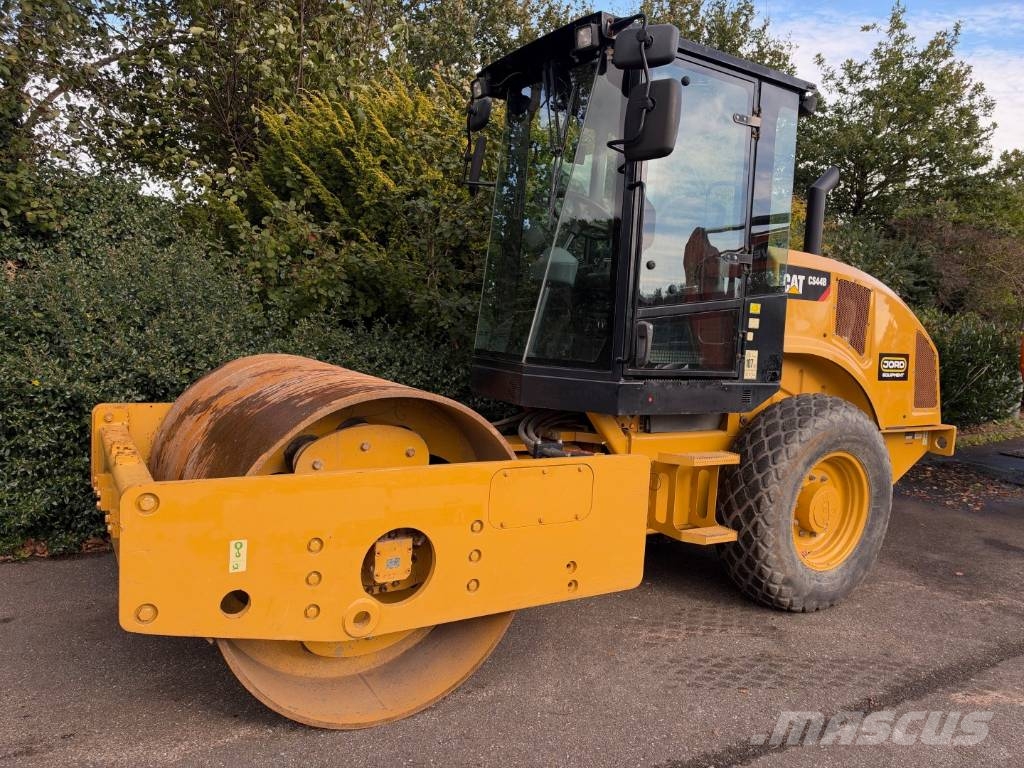 CAT CS 44 B Κύλινδροι με επίσωτρα με αέρα