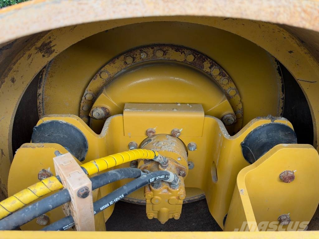 CAT CS 44 B Κύλινδροι με επίσωτρα με αέρα