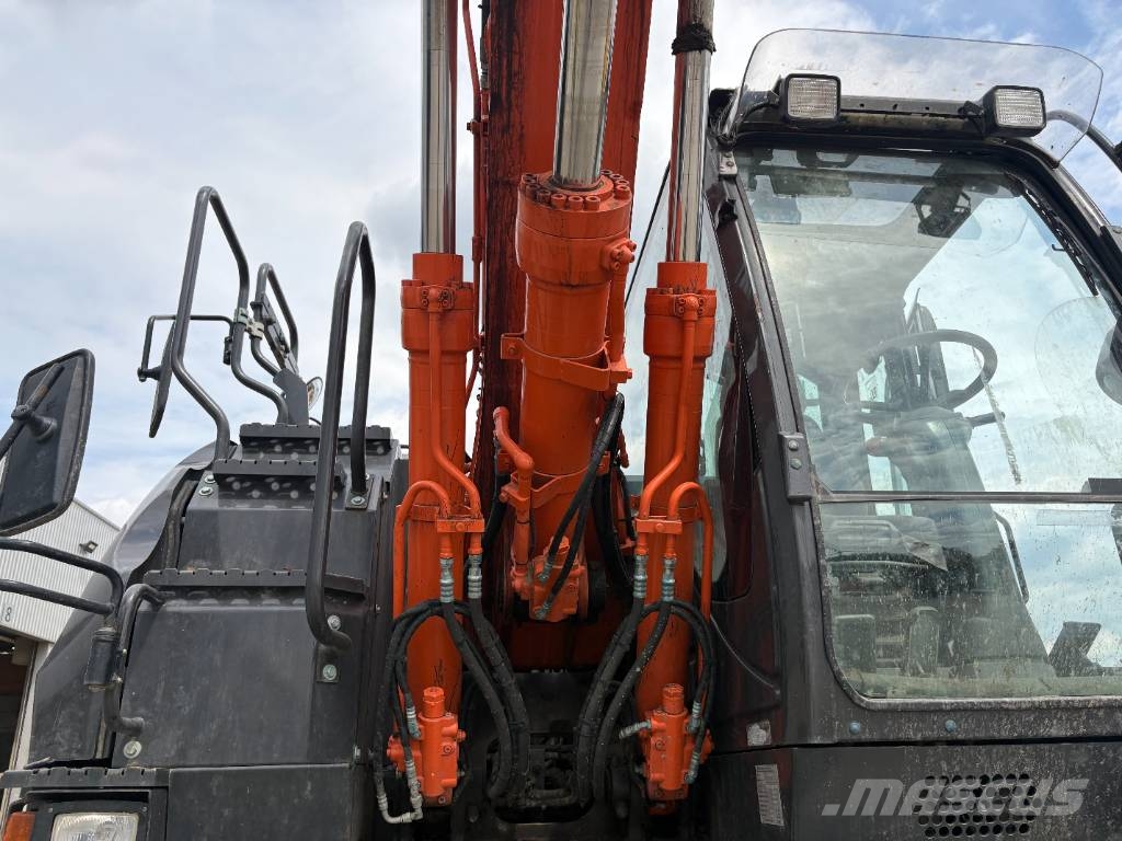 Hitachi ZX140W-6 (3 Pieces available) Pelle sur pneus