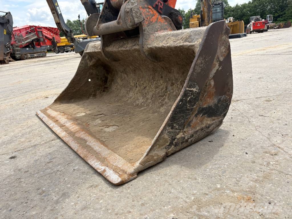 Hitachi ZX140W-6 (3 Pieces available) Pelle sur pneus