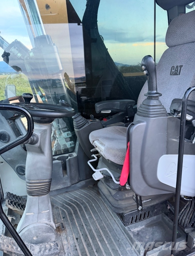 CAT M 318 F Bagri na kolesih