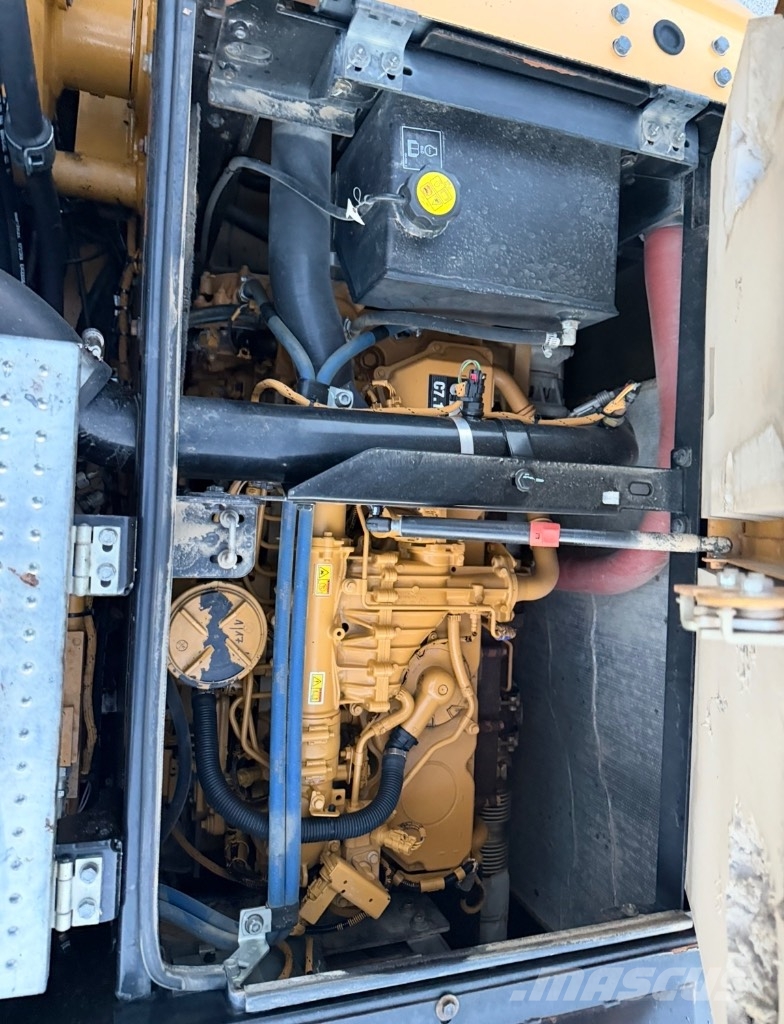 CAT M 318 F Bagri na kolesih