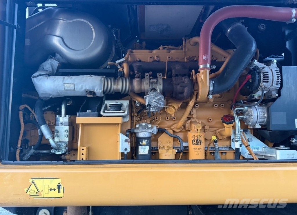 CAT M 318 F Bagri na kolesih