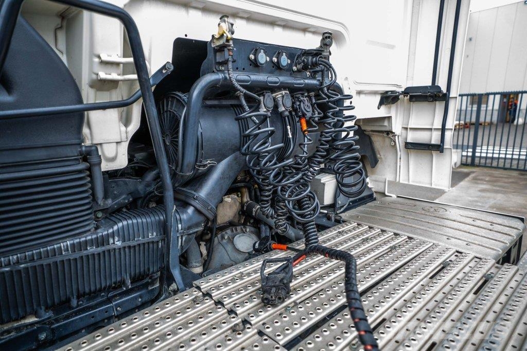 MAN TGX 18.460 XLX + INTARDER وحدات الجر