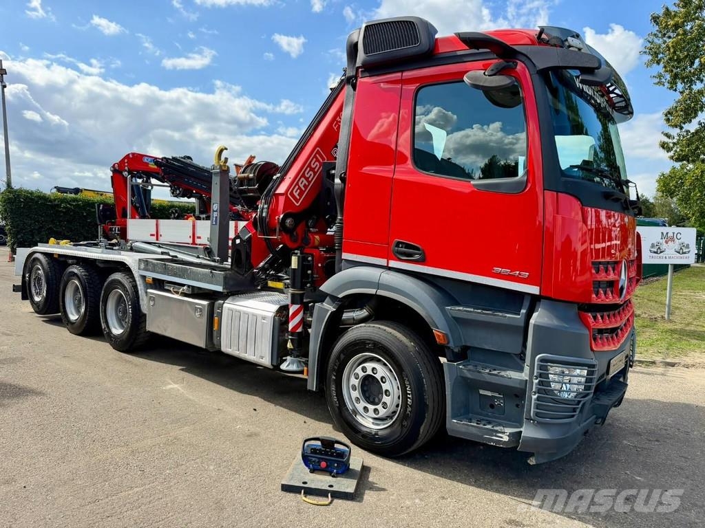 Mercedes-Benz AROCS 3643 8x4 HOOKLIFT + 21m! CRANE FASSI F305 (7 Vrachtwagen met containersysteem