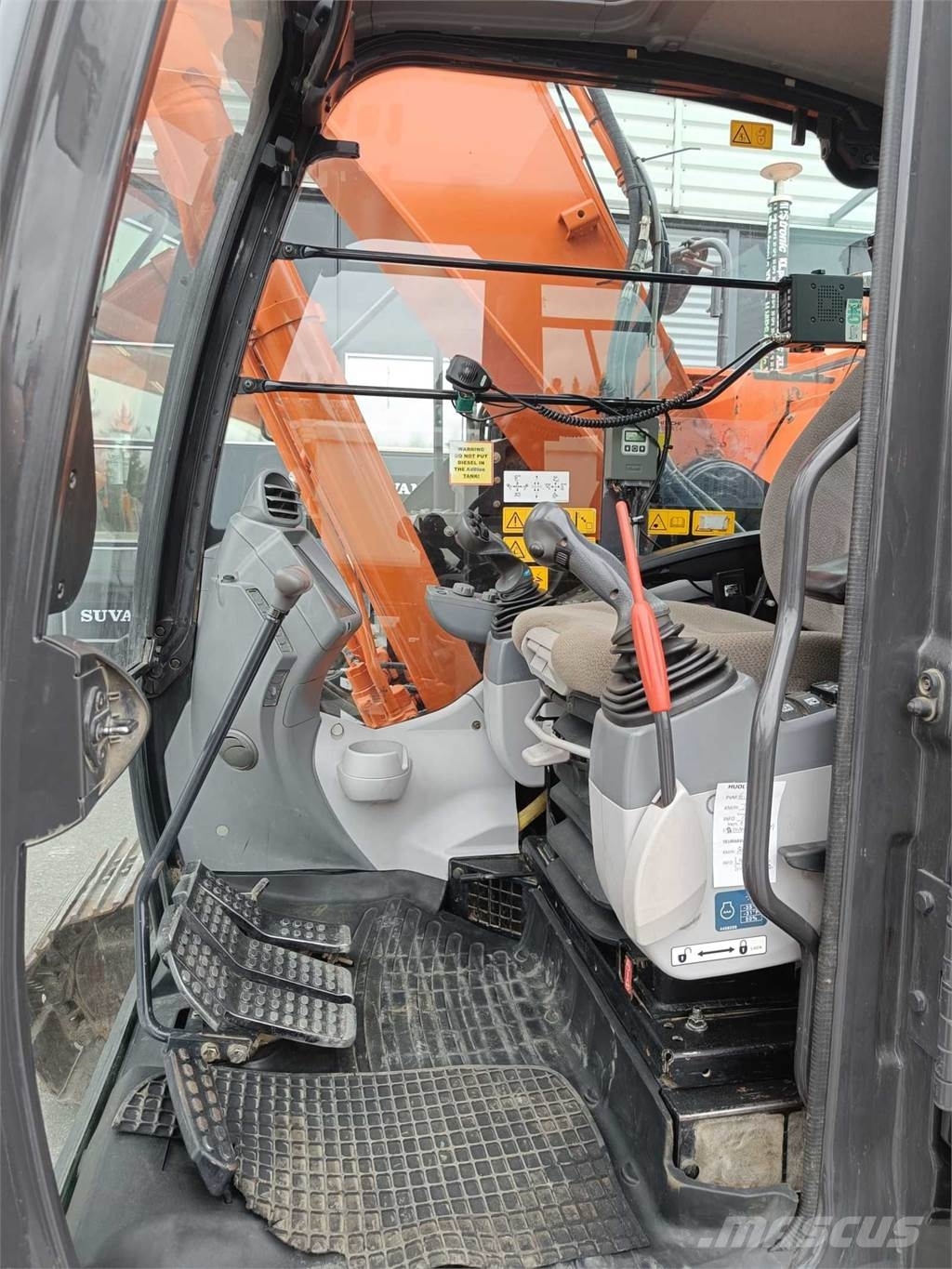 Hitachi ZX 225 US LC-6 Roomikekskavaatorid
