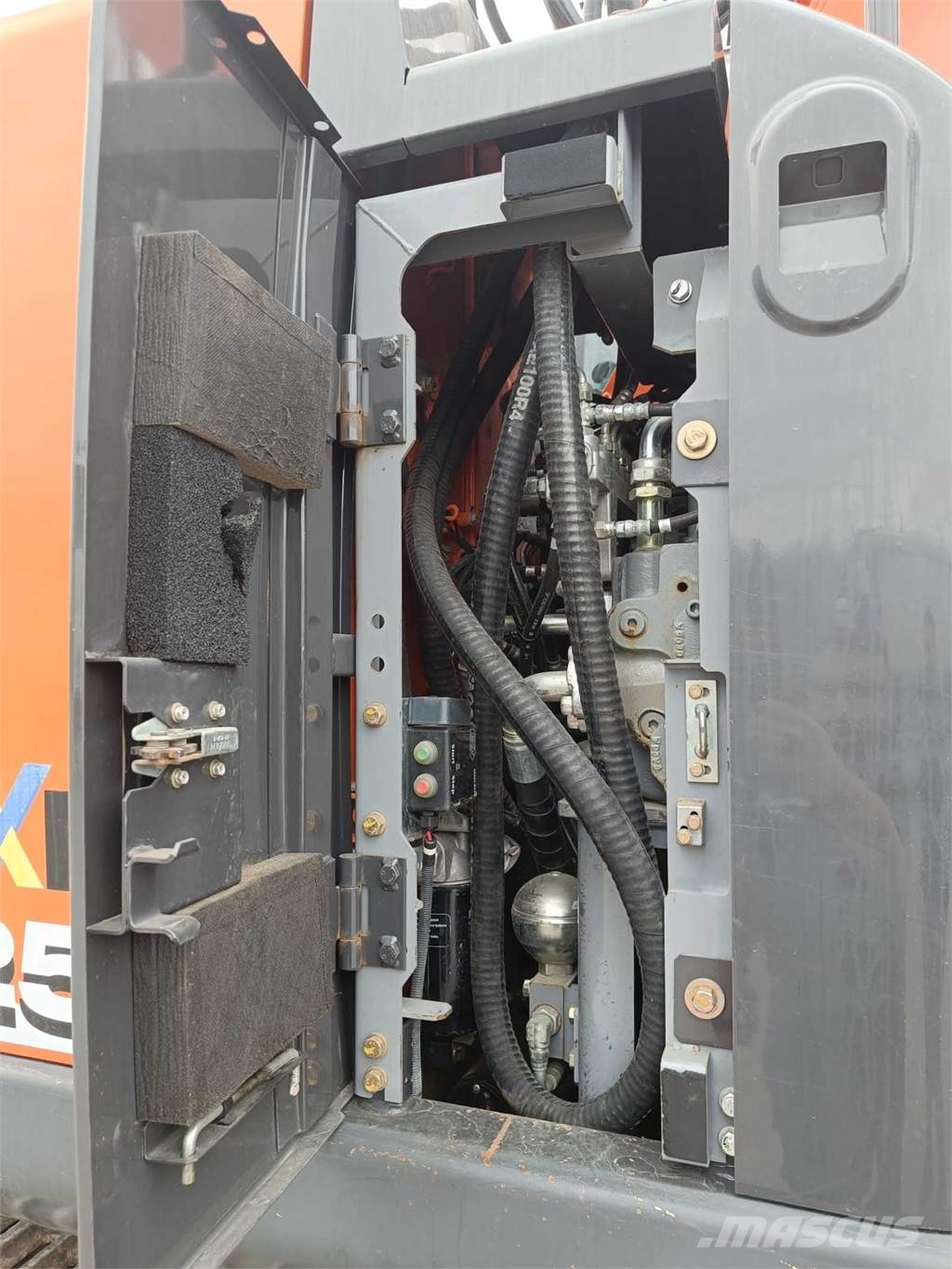 Hitachi ZX 225 US LC-6 Roomikekskavaatorid
