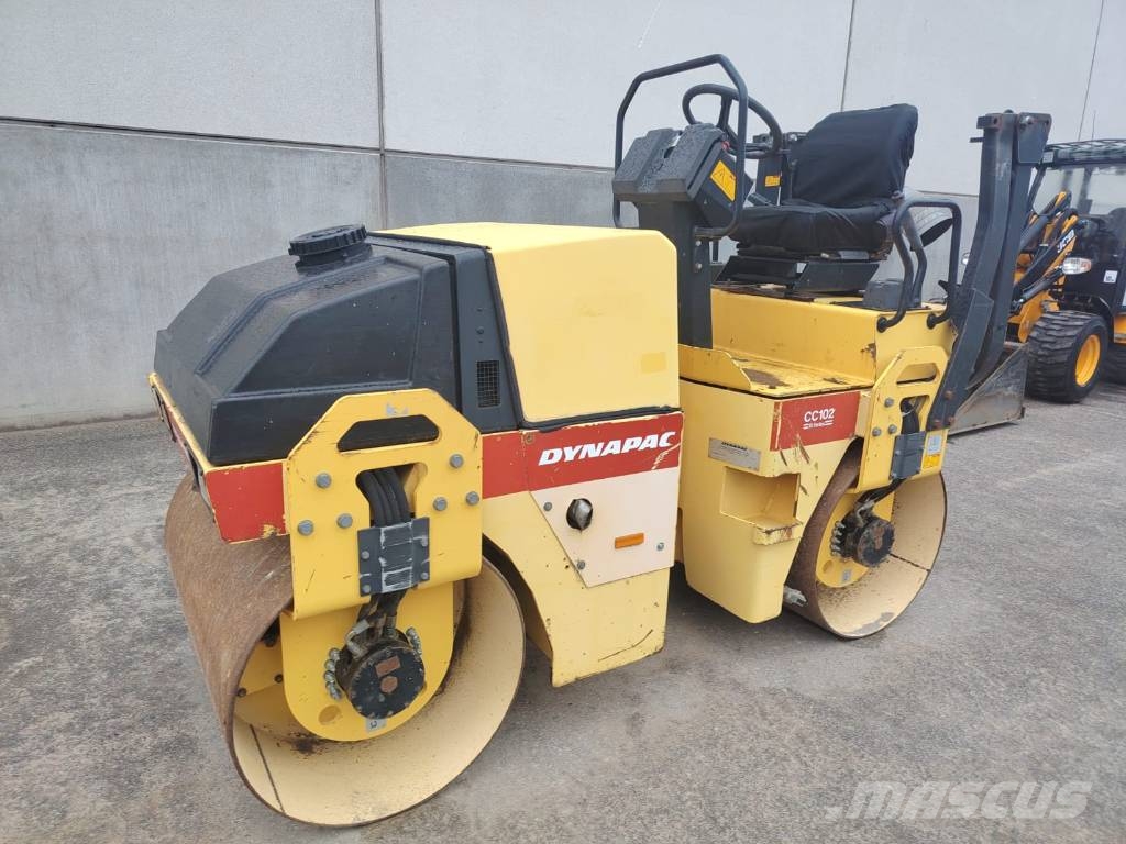 Dynapac CC 102 مداحل ثنائية الاسطوانة