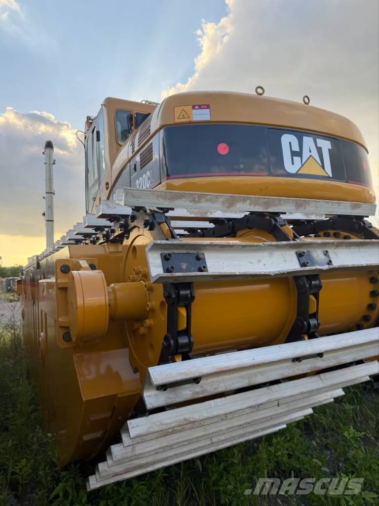 CAT 20 tons amphibious excavator Obojživelná rypadla