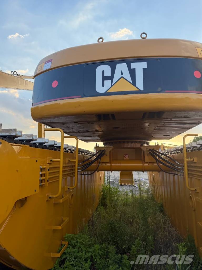 CAT 20 tons amphibious excavator Obojživelná rypadla