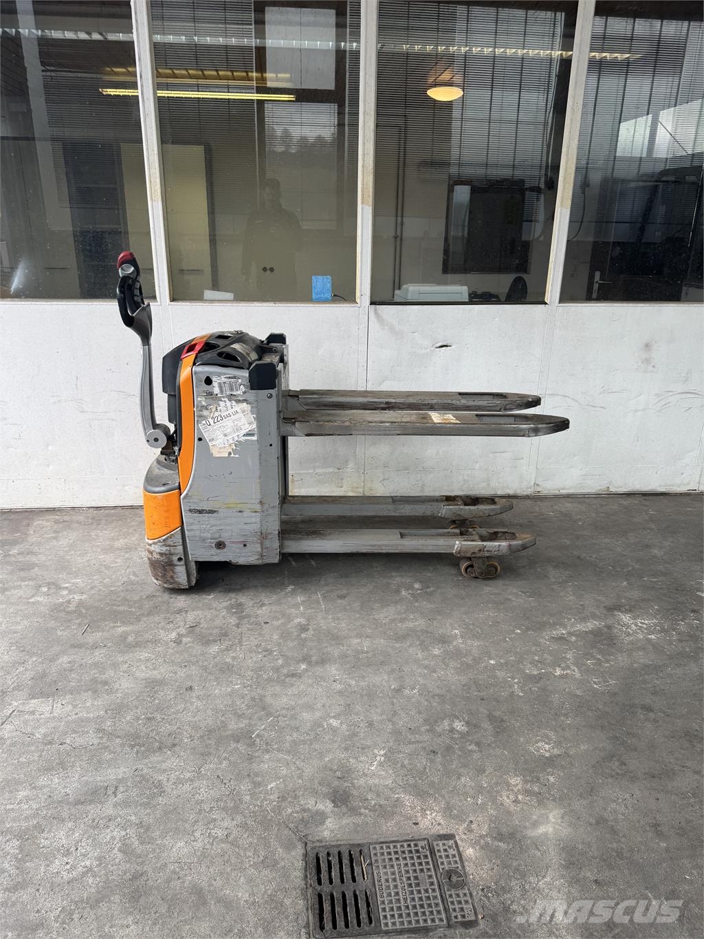 Still EXU-H18 Pedestrian stackers