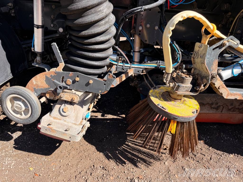 Volvo FL 250 Road Sweeper كناسات