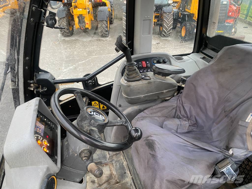 JCB TM420 Poljoprivredni teleskopski utovarivači