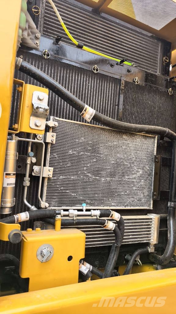 CAT 323 履带挖掘机