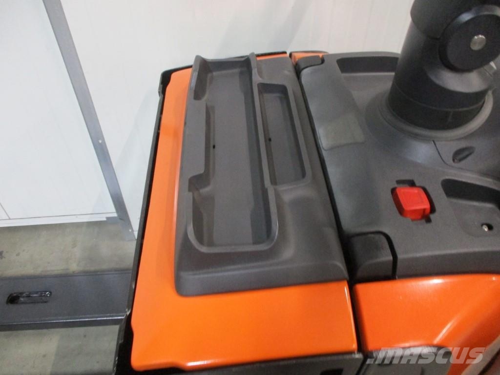 Toyota LPE200 رافعة منخفضة المستوى ذات منصة