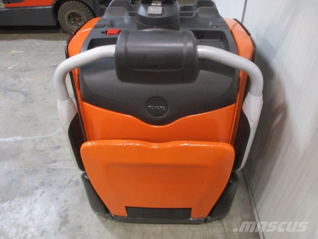 Toyota LPE200 رافعة منخفضة المستوى ذات منصة