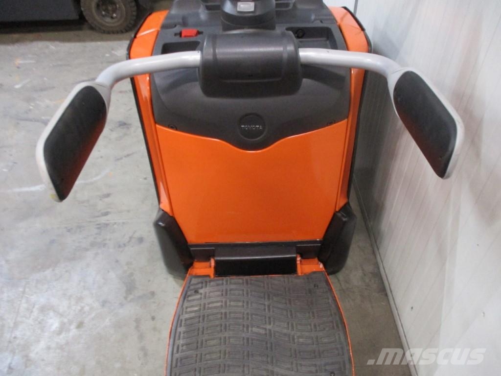 Toyota LPE200 رافعة منخفضة المستوى ذات منصة