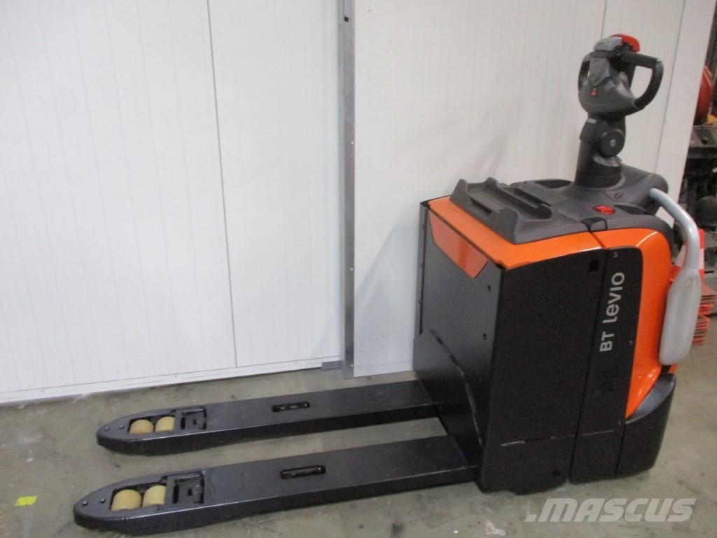 Toyota LPE200 رافعة منخفضة المستوى ذات منصة