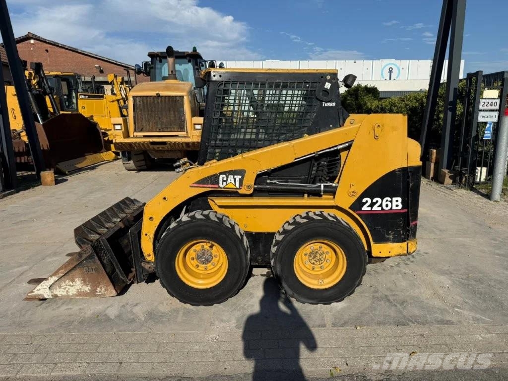CAT 226B bucket & forks Schrankladers