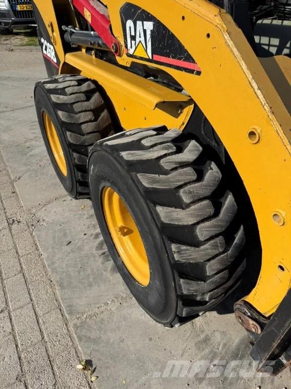 CAT 226B bucket & forks Schrankladers