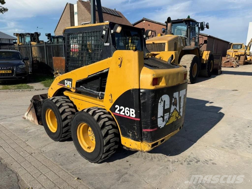 CAT 226B bucket & forks Schrankladers