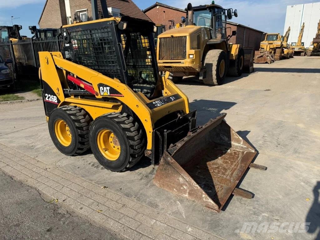 CAT 226B bucket & forks Schrankladers