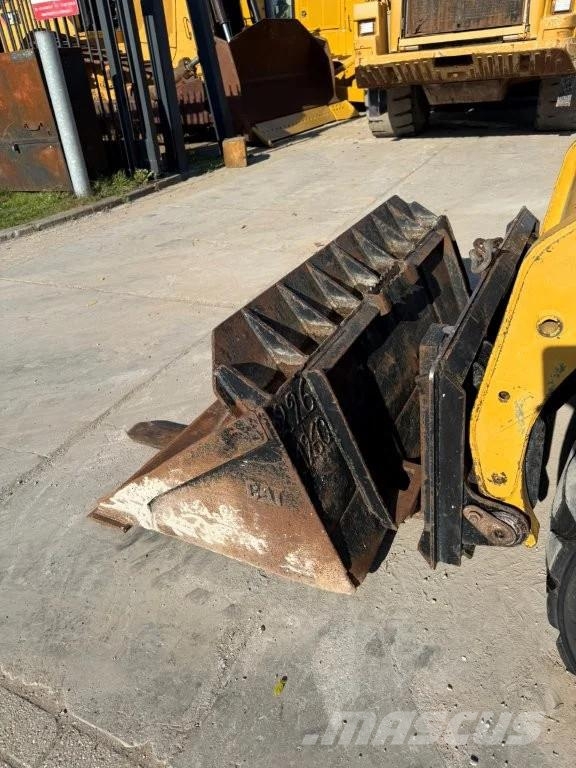 CAT 226B bucket & forks Schrankladers