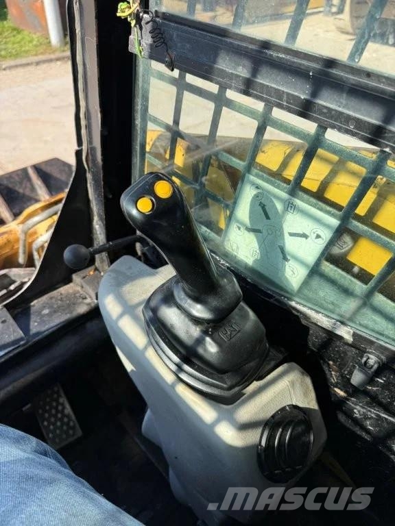 CAT 226B bucket & forks Schrankladers