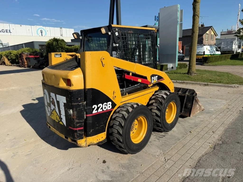 CAT 226B bucket & forks Schrankladers