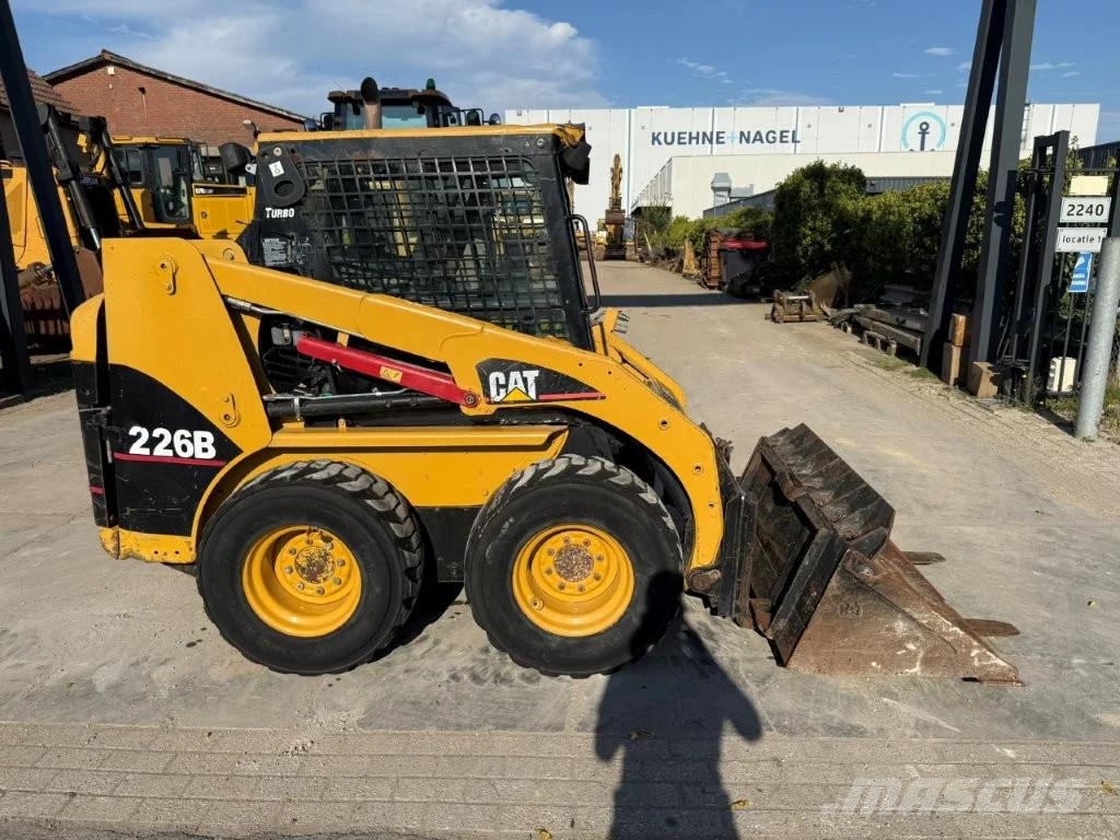 CAT 226B bucket & forks Schrankladers